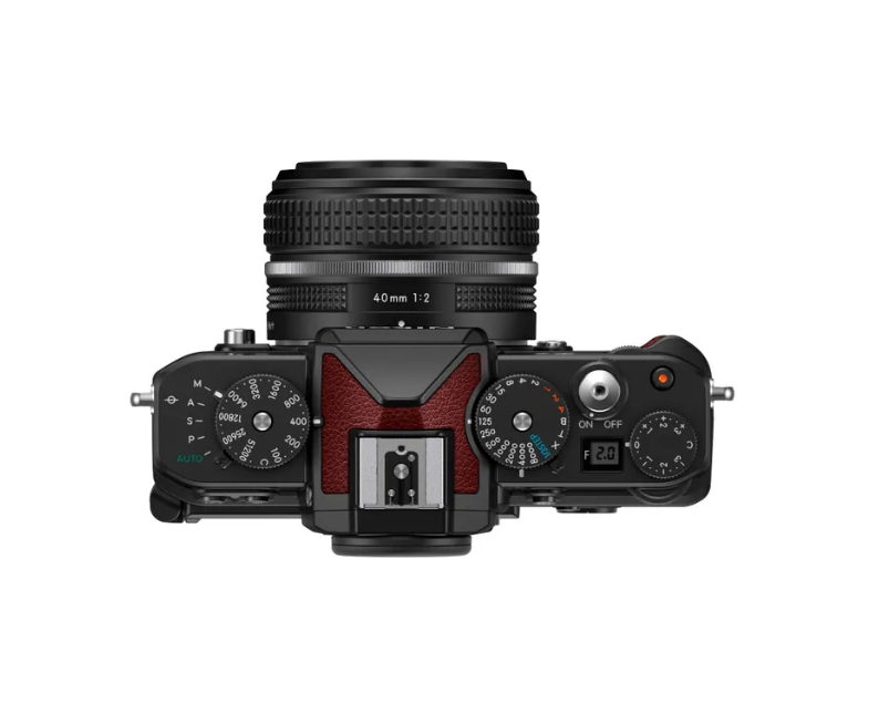 Nikon Z f Bordeaux Red + NIKKOR Z 40mm f/2 (SE) | VIDEOPRO